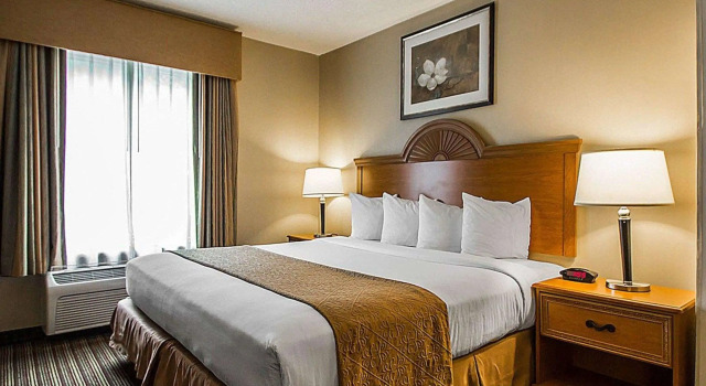 Quality Inn & Suites Fishkill South near I-84, Забронировать Отель Фишкил Hudson Valley, рядом с Мемориальная библиотека Блоджетт