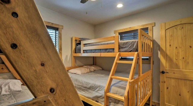 Коттедж с 3 комнатами Truckee Family Home, Walk to Lake + 5 Mi to Skiing