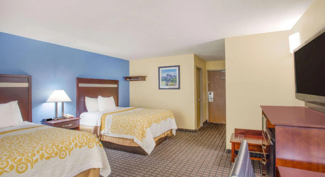Четырёхместный номер Standard Days Inn by Wyndham New Haven
