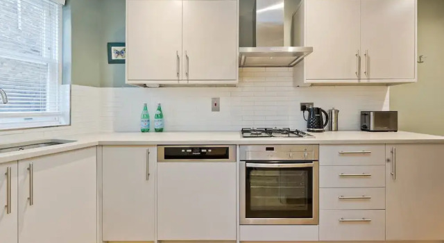 Коттедж 2 Bedroom Mews House, Marble Arch
