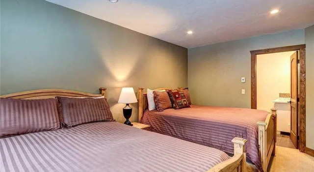 Ski-in Condo Steps From Downtown!! + Free Parking!, Rezerwuj Hotel Hotele w Vail Ski z parkingiem, Parking