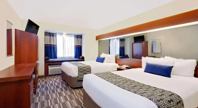 Четырёхместный номер Standard Microtel Inn & Suites by Wyndham Middletown