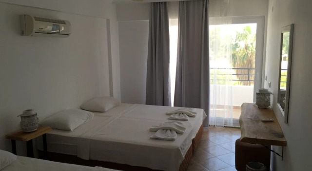 Трёхместный номер Standard с балконом Pataros Hotel