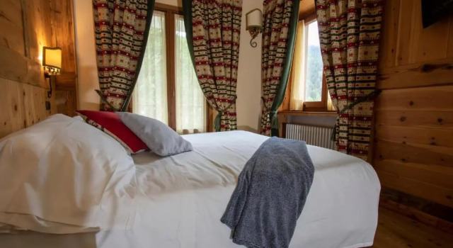 Laghetto Alpine Hotel & Restaurant, Забронировать Отель Отели Брюссон с парковкой, Парковка