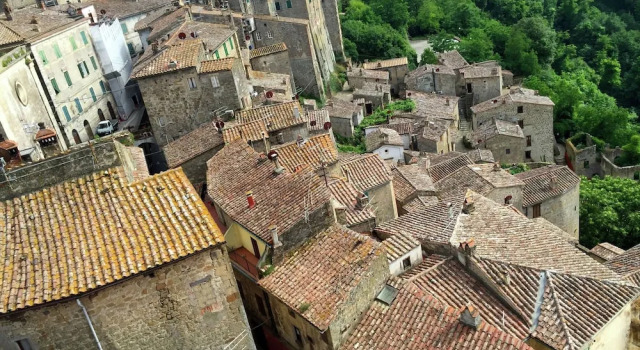 Scenic Farmhouse with Swimming Pool by Forest in Sorano