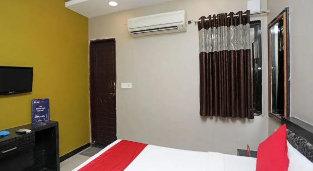 OYO 13392 Hotel Neeraj