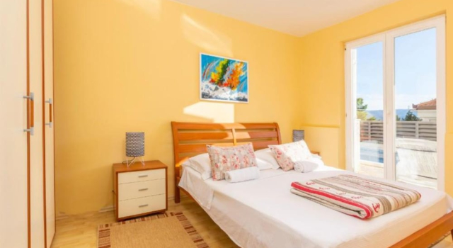 Spacious Villa Radevenjić with Outdoor Pool, Rezerwuj Willa Hotele w Stanići z basenem, Basen