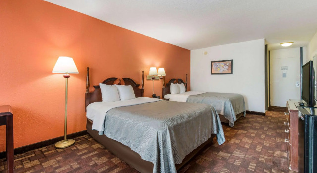 Четырёхместный номер Standard Econo Lodge Inn & Suites Chambersburg Central