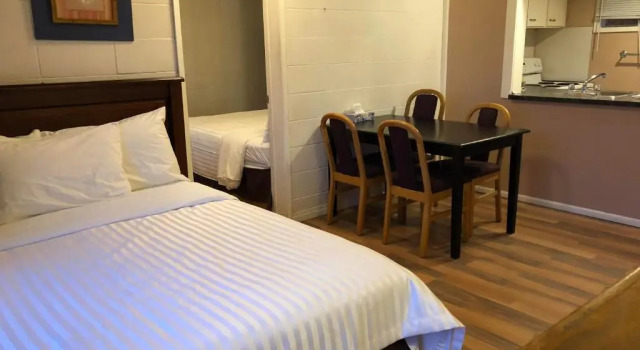 Полулюкс Holiday House Motel