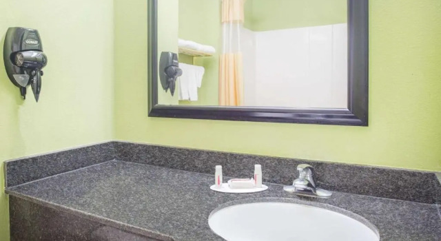Четырёхместный номер Standard Days Inn & Suites by Wyndham Swainsboro
