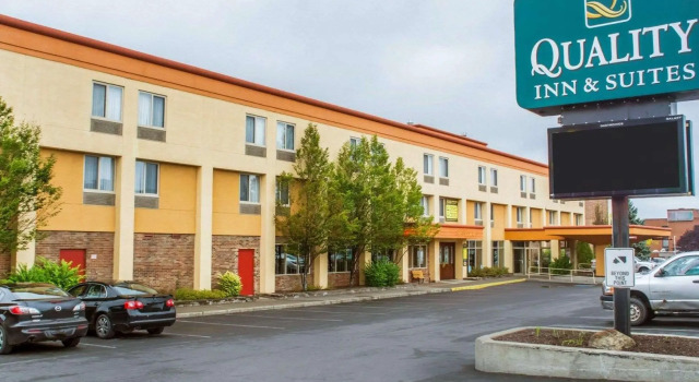 Clarion Hotel & Suites Riverfront