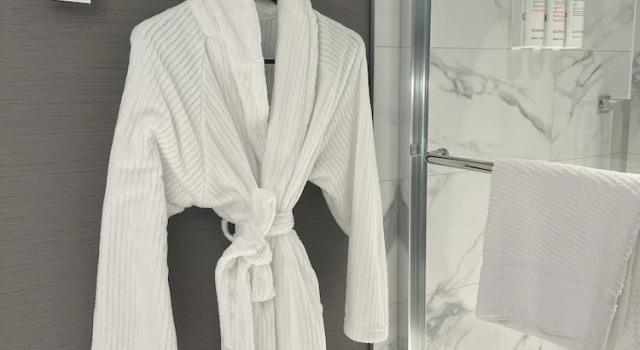 Четырёхместный клубный номер Standard Kingston Marriott Hotel