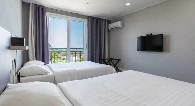 Четырёхместный номер Deluxe Cordelia Hotel