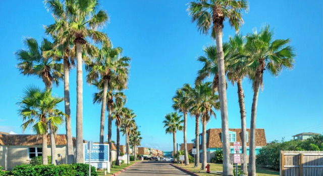 Sleeps 18 2 Beachfront Condos, Pool, Pickleball Courts Island Retreat
