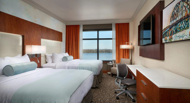 Четырёхместный номер Standard с видом на реку The Merrill Hotel & Conference Center, Muscatine, a Tribute Portfolio Hotel
