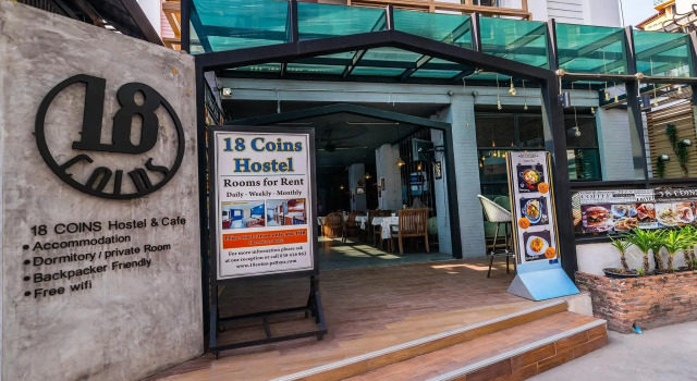 Кровать в общем номере 18 Coins Budget Hotel