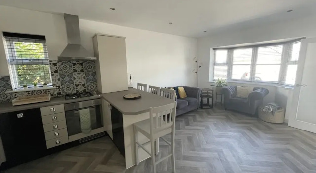 Beautiful 2 Bedroom House, Seasisde Location, Book Hotel Poole Dorset