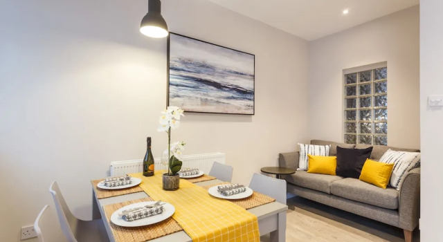 Stylish Town Centre House - 300Mbps, Parking & Sunny Decking, Забронировать Отель Бизнес-отели Англии, 4* 5*