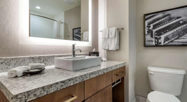 Четырёхместный номер Standard Lyric Hotel West End, Trademark Collection by Wyndham