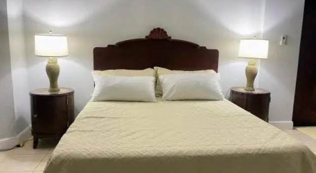 Bakval Vacation Apartments, Varaa Huoneisto Hotellit Palm Beach. pysäköinnillä, Pysäköinti