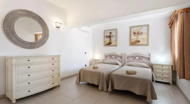 Exceptional 3 Bed Villa Malpas sleeps 6 h pool, Забронировать Вилла Отели Сан-Мигель-де-Абона с парковкой, рядом с Playa Amarilla, Парковка