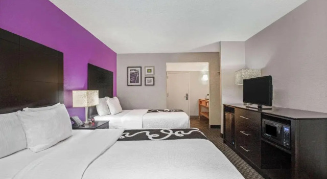 Четырёхместный номер Standard La Quinta by Wyndham Miami Lakes