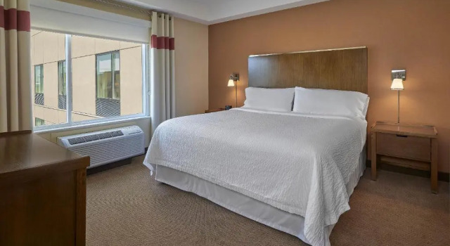Двухместный люкс c 1 комнатой Four Points by Sheraton Sherwood Park