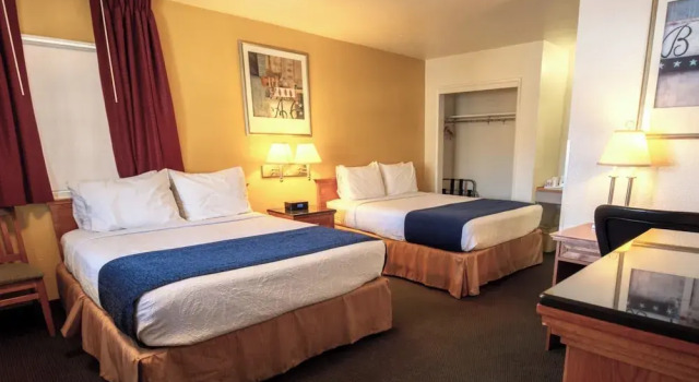 Четырёхместный номер Standard с балконом Hotel Inn Pendleton I-84