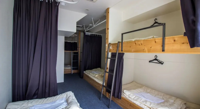 Кровать в общем номере Santiago Guesthouse Hiroshima