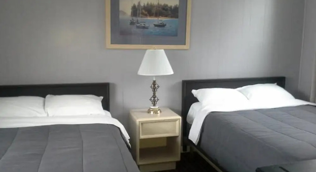Четырёхместный номер Comfort Bay Lake Inn (Frontiersman Motel)