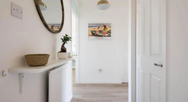 Stylish apartment with balcony, minutes from beach, Book Apartment Redcar Teesside