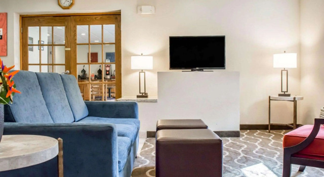 Comfort Inn Fort Myers Northeast, Забронировать Отель Форт-Майерс Fort Myers Area, рядом с Manatee World