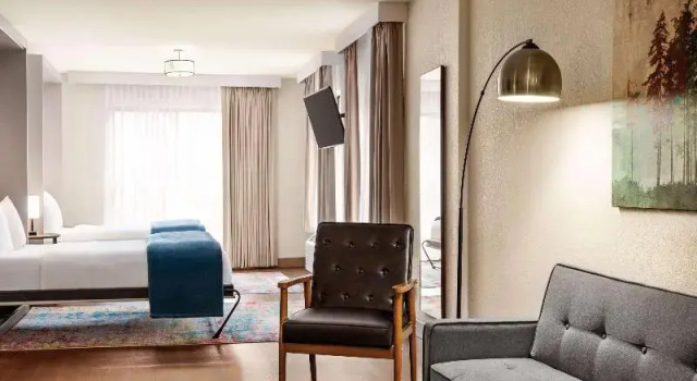 Четырёхместный люкс с балконом Radisson Hotel Colorado Springs Airport