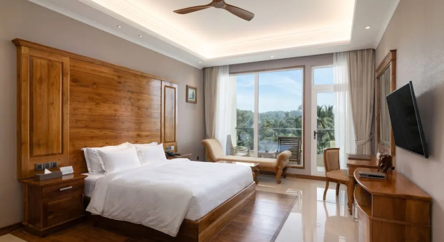 Номер Deluxe с видом на море Отель Araliya Beach Resort and Spa