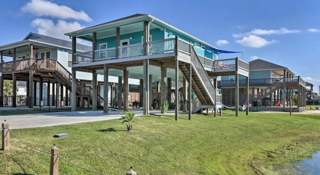 Коттедж Walk to Shore: Crystal Beach Home w/ Deck + Grill!
