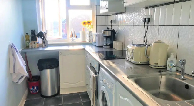 Апартаменты Toronto Apartment in Seaside Town with Parking