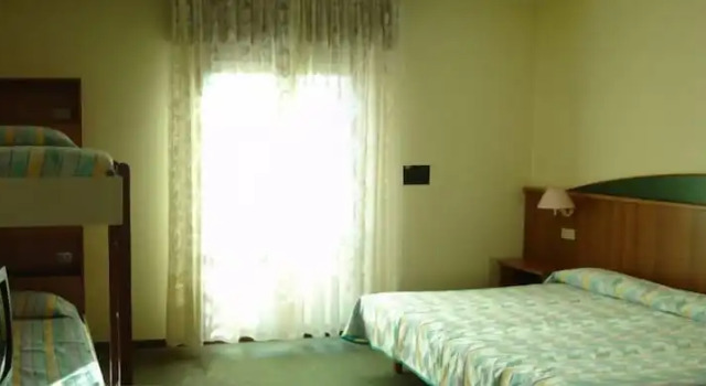 Четырёхместный семейный номер Standard с балконом Hotel Coppe Jesolo