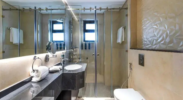 Люкс с 2 комнатами с балконом Doubletree By Hilton Amman Hotel & Residences