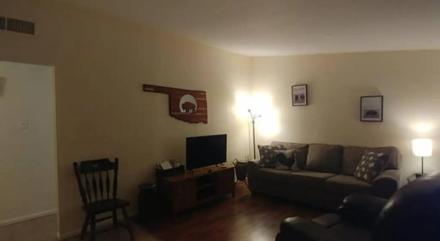 Dog friendly family home with a Rocking Chair, Boek Hotel Lawton Oklahoma