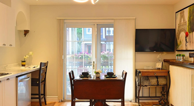 Ottawa Downtown Executive Apartment Retreat with Private Balcony near Bank Street - Sleep Max 2, Varaa Huoneisto Ottawa 