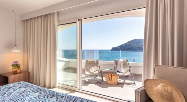 Люкс Mediterrània Bahia Suites Camp de Mar