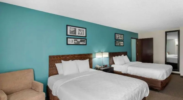 Четырёхместный номер Standard с балконом Clarion Inn & Suites DFW North