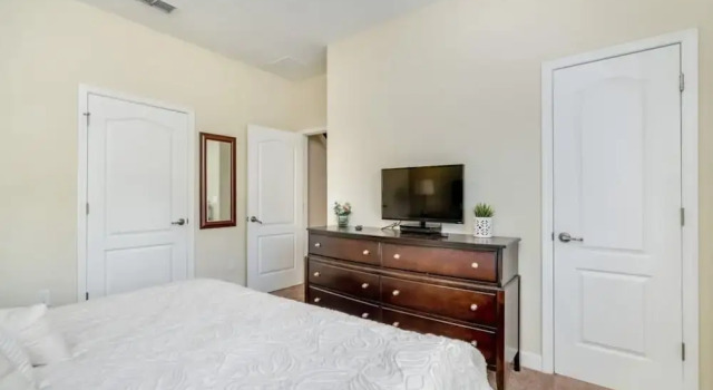 8944cuban 4 Bedroom Townhouse by RedAwning