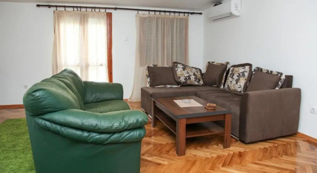 Green House, Reservar Hotel Hotéis em Cetinje County com estacionamento, Estacionamento