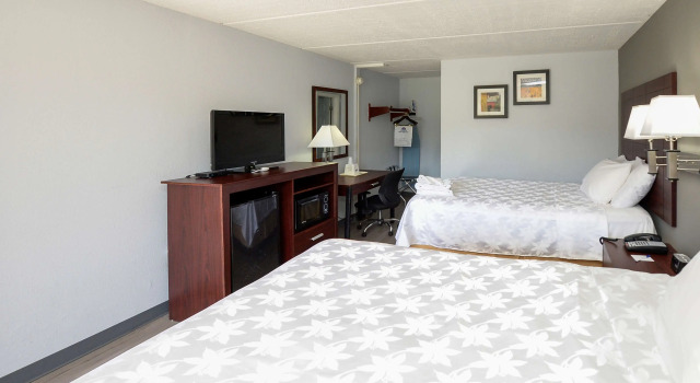 Четырёхместный номер Standard Americas Best Value Inn at Central Valley-Woodbury