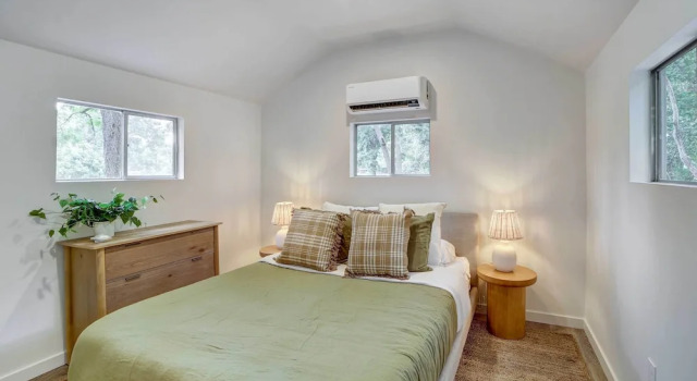 Scenic Tulsa Getaway w/ Deck + Fire Pit, Book Feriehus Villaer i Tulsa, Villa