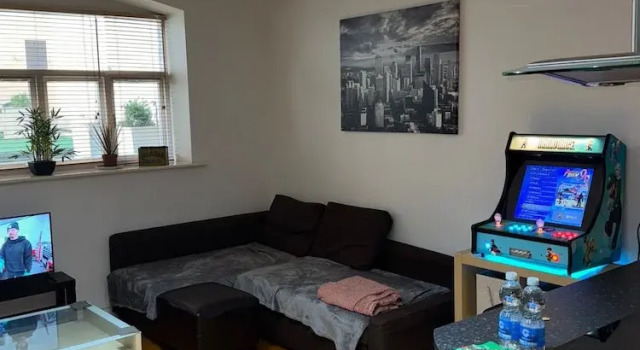 1br-wifi-freesnacks-freeparking-petsok-retroarcade