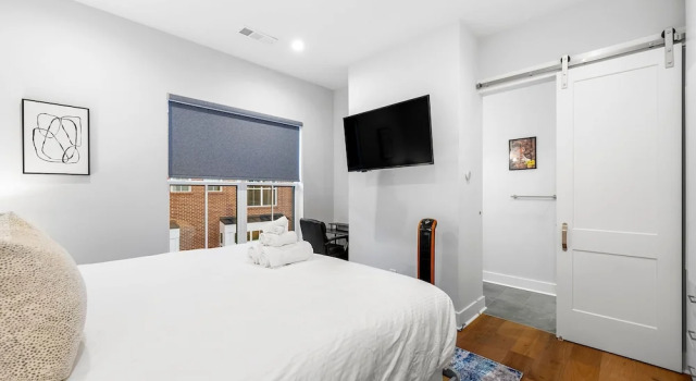 Stylish Midtown Home w Rooftop Views by Silverx, Boek Appartement Hotels in Georgia met parkeren, Parkeren