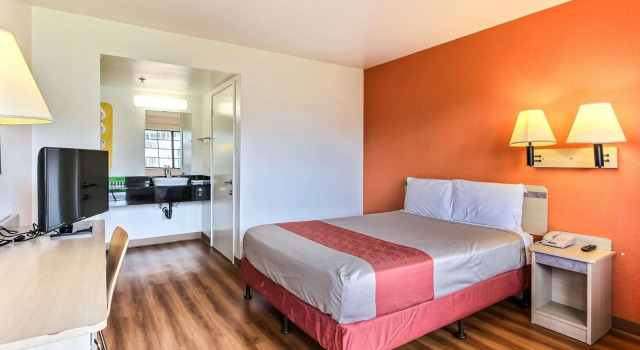 Motel 6 Salinas, CA - North Monterey Area