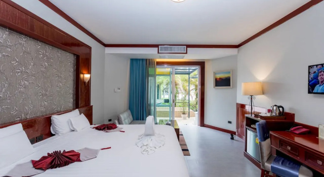 Полулюкс с видом на бассейн Erawan Phangnga Hotel, Natai Beach